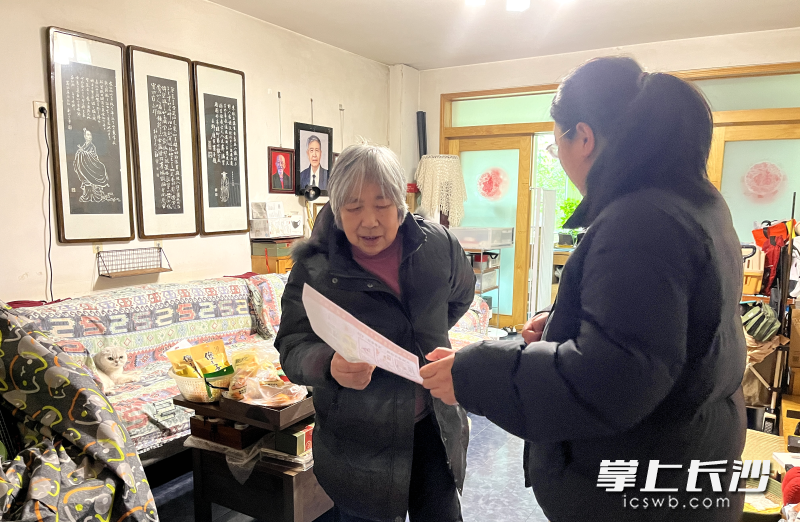 社区安全网格员在“敲门行动”中敲门入户排查安全隐患，宣讲用火用电等安全知识。长沙晚报全媒体记者 贺文兵 摄
