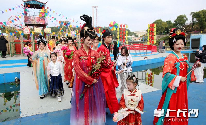 花仙子带着花童在游园。