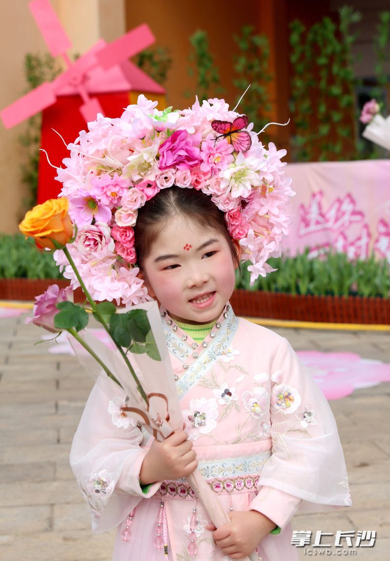 花童沉醉在花事美好里。