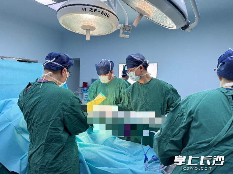 湖南中医药大学第二附属医院骨伤三科主任、主任医师董克芳带领专家团队，在全麻下为百岁老人实施左人工股骨头置换术。图片均为长沙晚报通讯员 袁利 摄