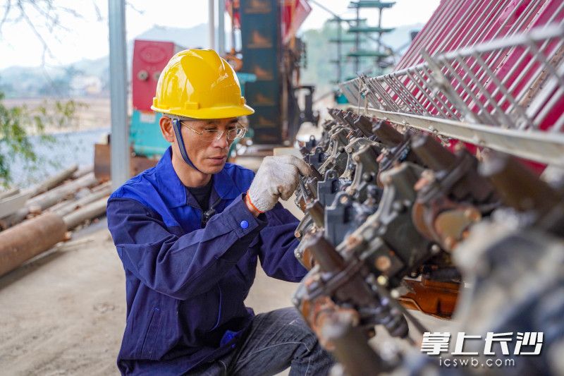 马强从长沙理工大学毕业，回到家乡加入农村合作社，负责起农机的操作培训与维护保养。长沙晚报全媒体记者 易亿 摄