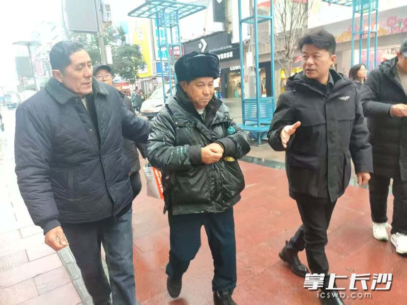 王新生(中)和家人相聚。 王新生(中)和家人相聚。