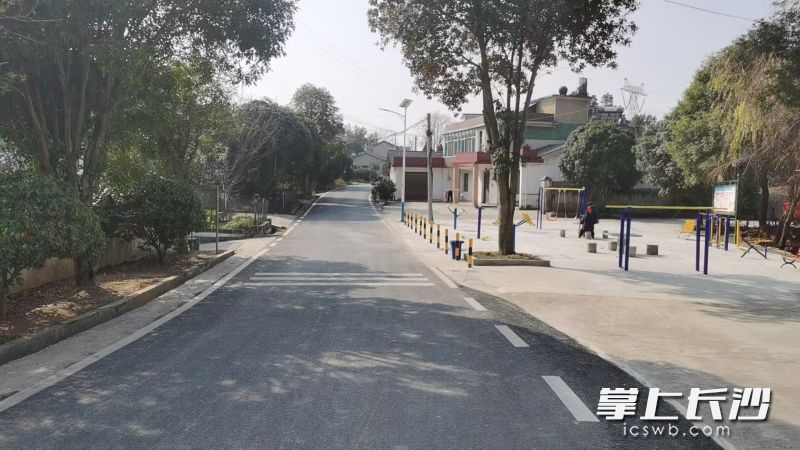 新修的柏油路，提升了花果山村的颜值，也方便了村民出行。 长沙晚报全媒体记者 张禹 摄