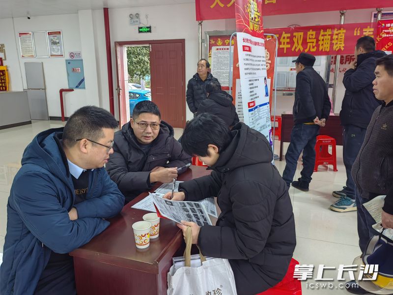宁乡市双凫铺镇举行送岗就业“春风行动”招聘活动，为群众带来400余个就业岗位。  均为长沙晚报全媒体记者张禹、通讯员陈燕摄