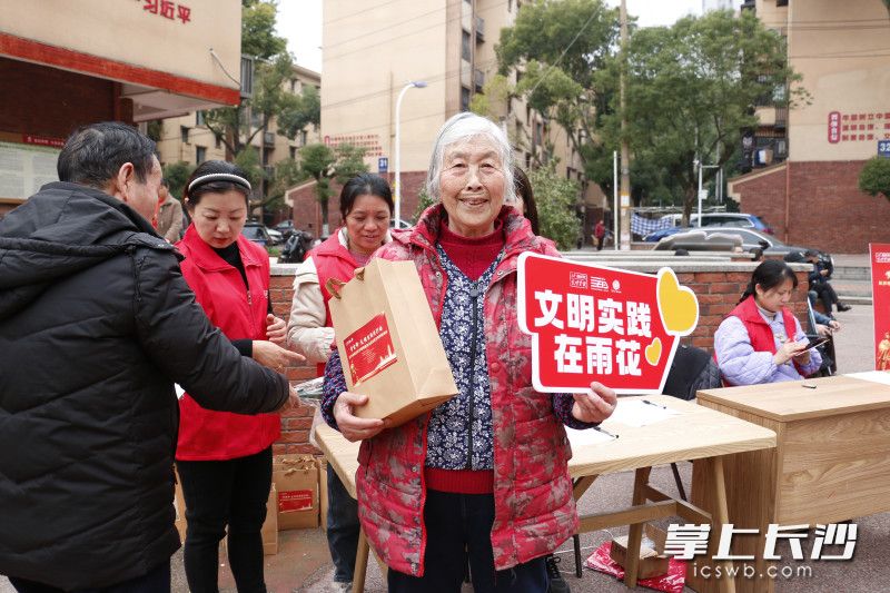 2月28日，“学雷锋·文明实践我行动”暨长沙市雨花区学雷锋服务中医非遗文明市集活动在此热闹开场。