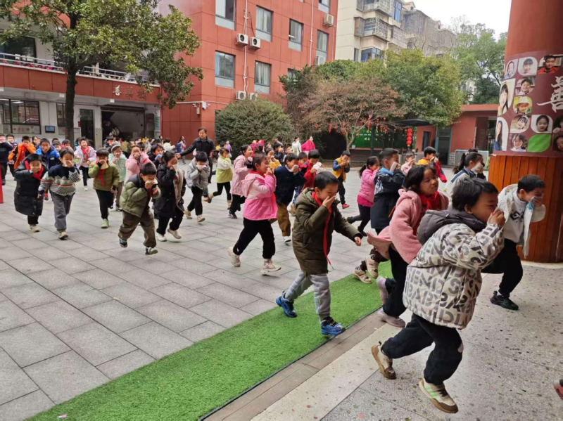 图为逃生疏散演练瞬间。 长沙晚报通讯员 罗鹏辉 摄