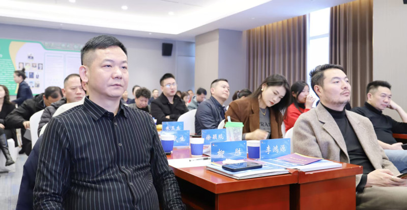 与会人员认真聆听。 与会人员认真聆听。