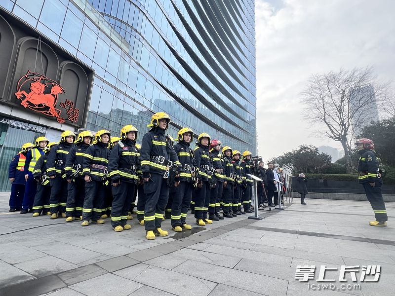 消防队员整装待发。 均为长沙晚报通讯员冯运文供图