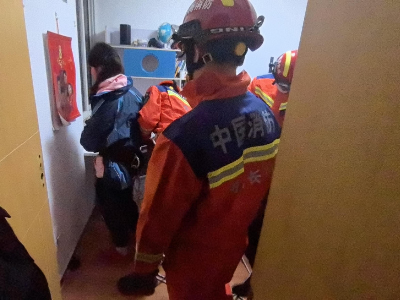 消防员和民警成功救下欲轻生的女孩。 长沙晚报通讯员 阮鹏霖 摄