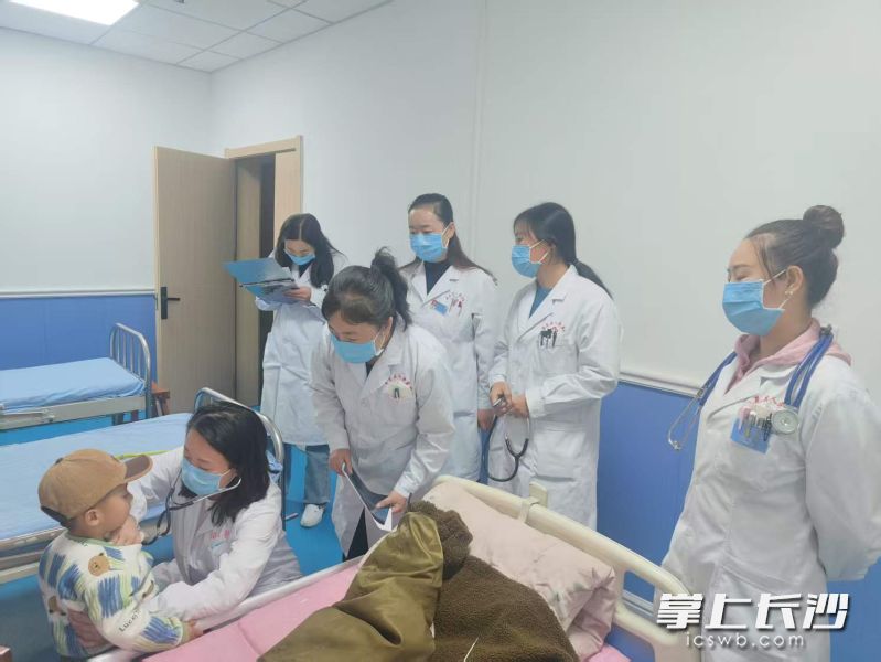 儿科何芳副教授参加甘南医疗巡回队，为当地罕见病患者诊治。长沙晚报通讯员 严丽 摄