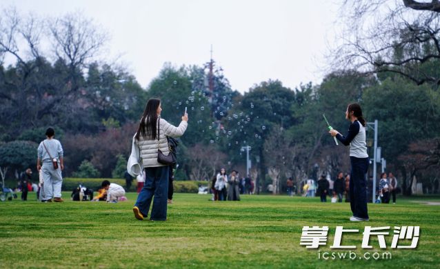 暖阳融融，市民朋友纷纷走出房门来到室外。 均为长沙晚报全媒体记者 舒元臻 摄