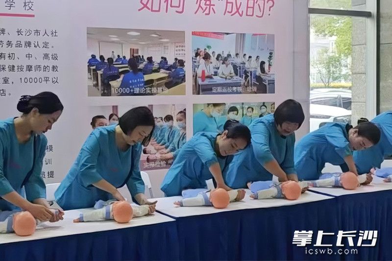 现场，“星嫂到家”家政服务情境模拟演绎现代家政技艺。
