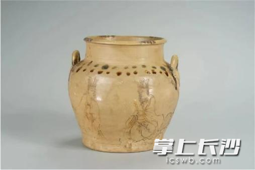 长沙窑以诗书画入瓷，开创中国彩瓷文化的先河。