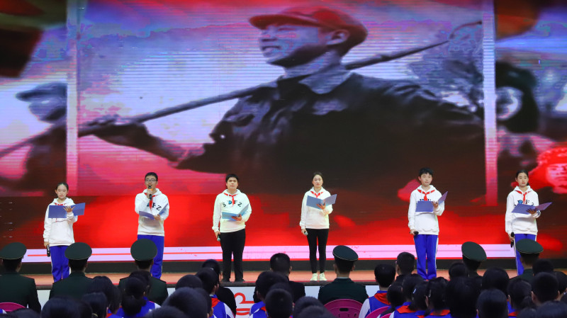 “雷小锋”和导师一起朗诵《雷小锋，请回答！》。