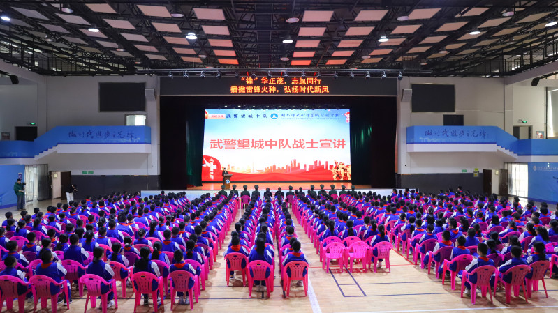 武警望城中队与湖南师大附中星城实验学校联合开展新时代雷锋精神志愿宣讲活动。均为长沙晚报通讯员吕湘思供图