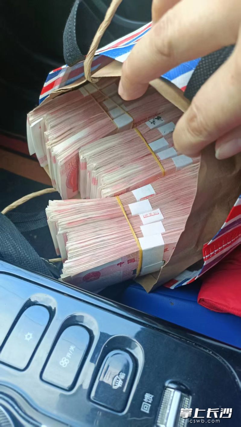 乘客遗落在出租车上的财物。