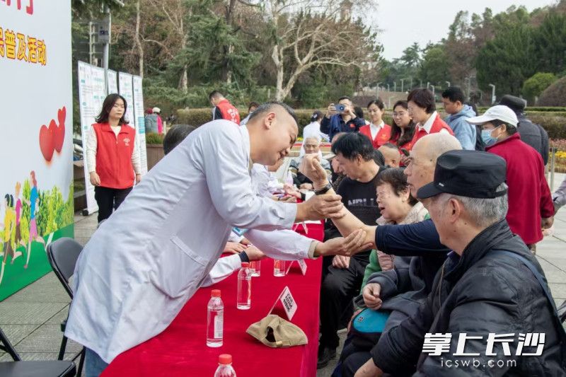 现场设置了健康咨询服务台。均为通讯员供图