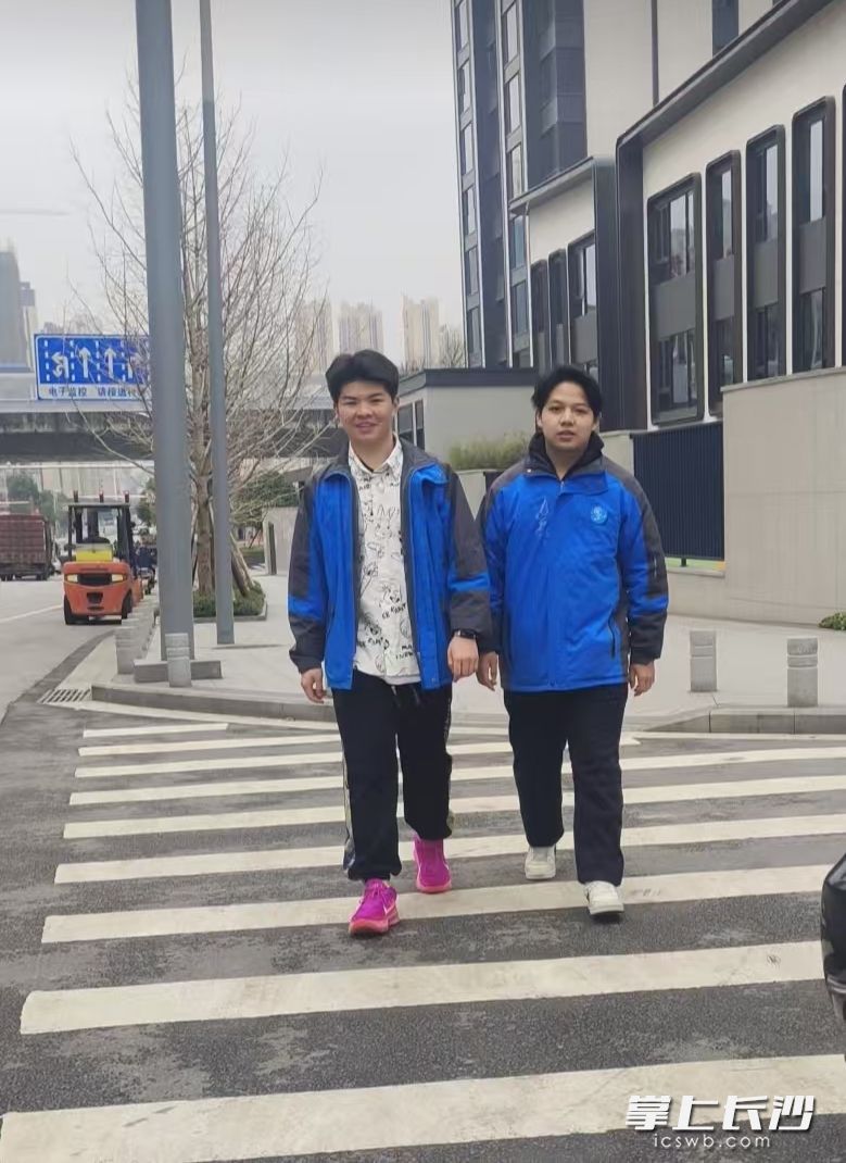 两位长铁少年拾金不昧让人点赞。左边是肖博云，右边是贺显潘。长沙晚报通讯员 傅宇姮 摄