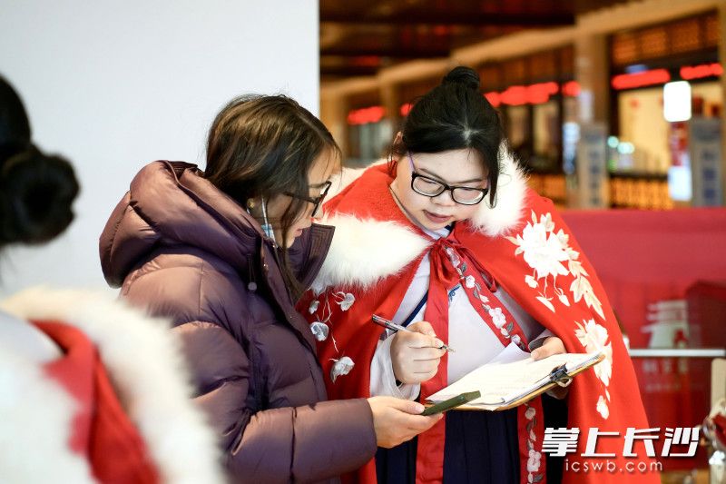 工作人员在线下征求游客意见。长沙晚报全媒体记者 贺文兵 摄