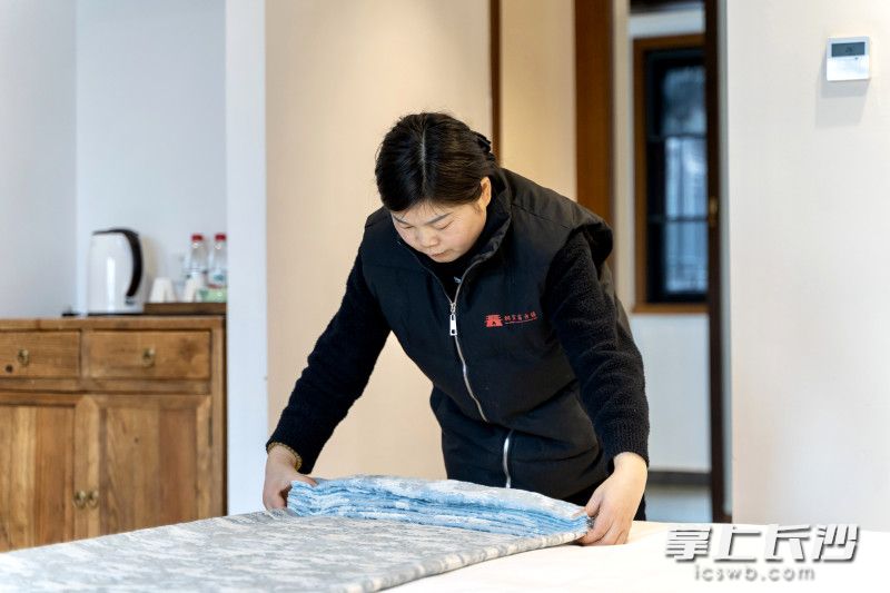 客房服务员在认真练习业务技能。长沙晚报全媒体记者 贺文兵 摄