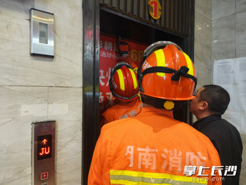 消防员在救援被困在故障电梯中的人员。均为长沙晚报通讯员 袁榀 摄