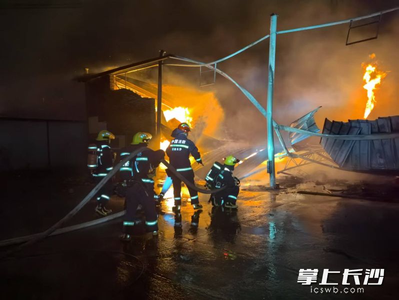 消防员正在奋力扑灭大火。 长沙晚报通讯员 郭毅 摄