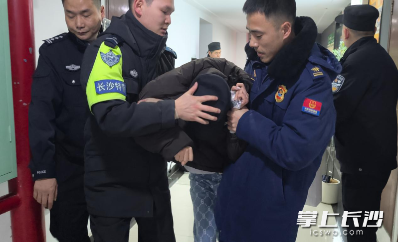 消防员救下轻生女孩。