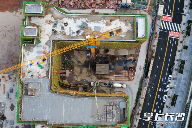 雨花区重点民生项目仙姑岭小学主体结构全面封顶。  长沙晚报通讯员 舒媛 供图