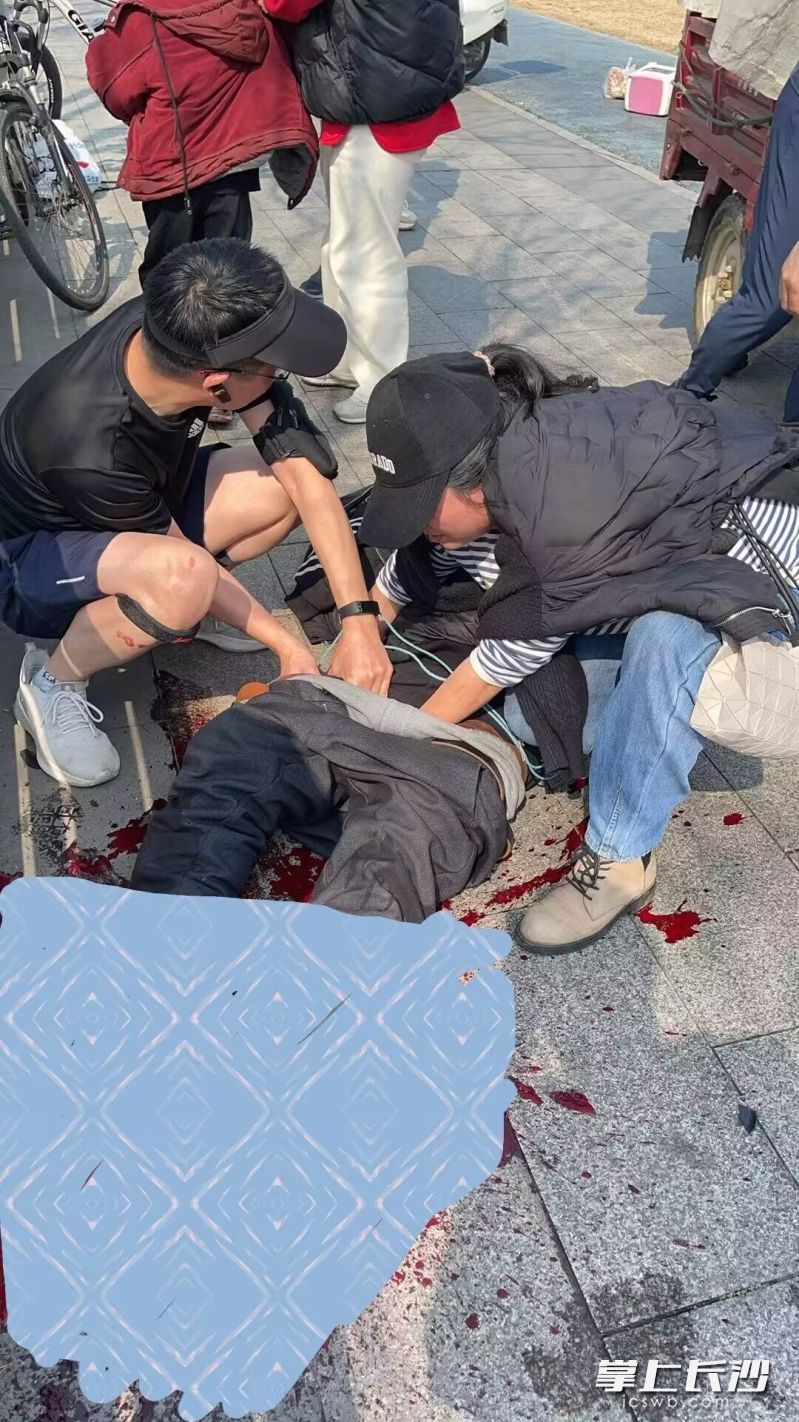 湖南省人民医院妇产二科医生唐敏（右）和热心市民救治车祸伤者。受访者供图