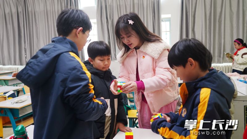 教室里，党员志愿者指导孩子们玩各种游戏。 均为长沙晚报通讯员李静供图