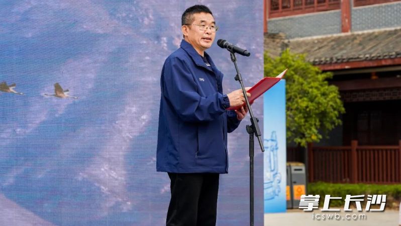 “跟着大雁去迁徙全球跟踪守护候鸟活动” 发起人周自然介绍活动。