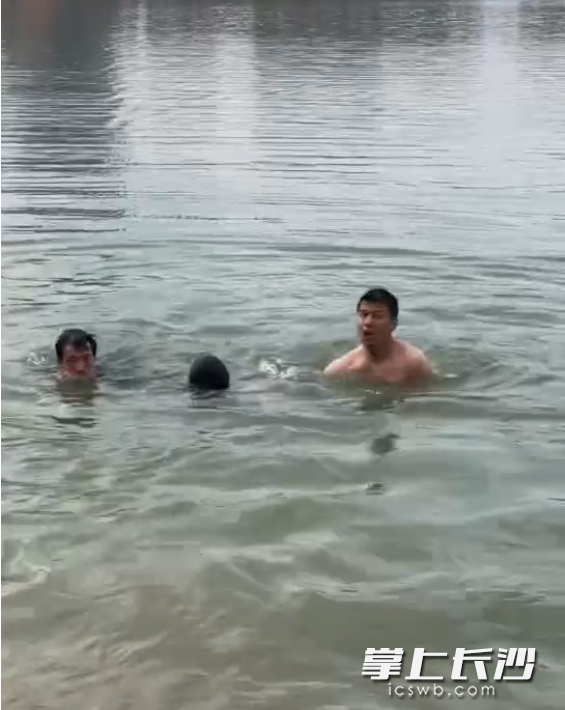 刘辉（右）和另一位没有留下姓名的男子一起跳入湖中救人。 视频截图