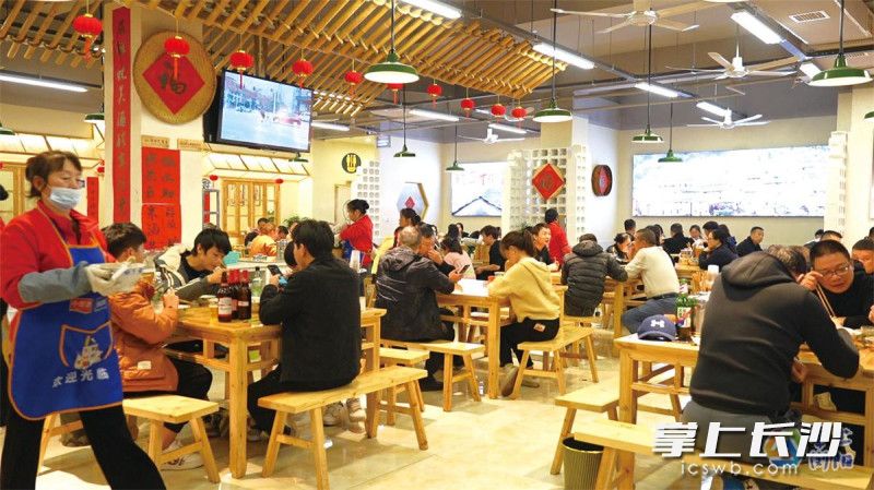 何阳蒸菜小馆内坐满了食客，大家品尝着热气腾腾的蒸菜，享受这份地道的浏阳美味。受访者供图