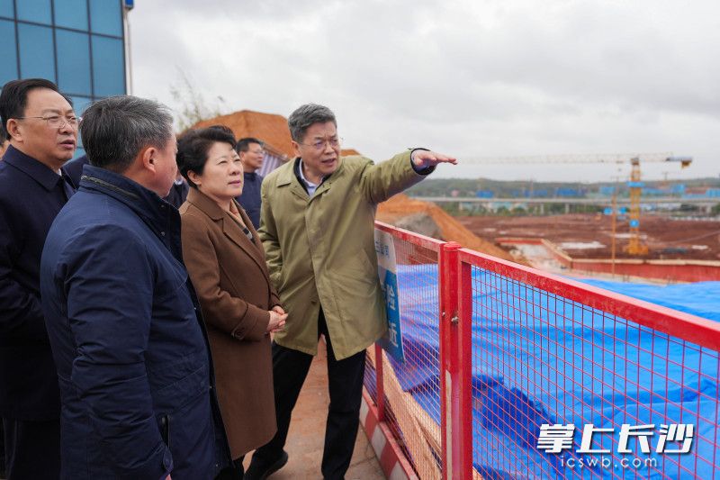 3月3日，省委常委、市委书记吴桂英调研重大项目建设工作，来到位于湘江科学城首开区的湖南大学科创港校区项目现场。
