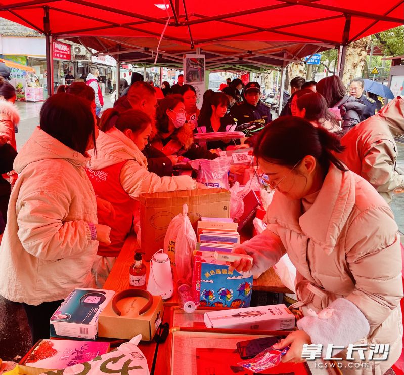 清水塘社区爱心“闲鱼”集市人气火爆。