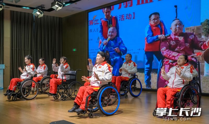美人鱼公益艺术团的残友们以手语舞《感恩的心》诠释了“感恩”之情。