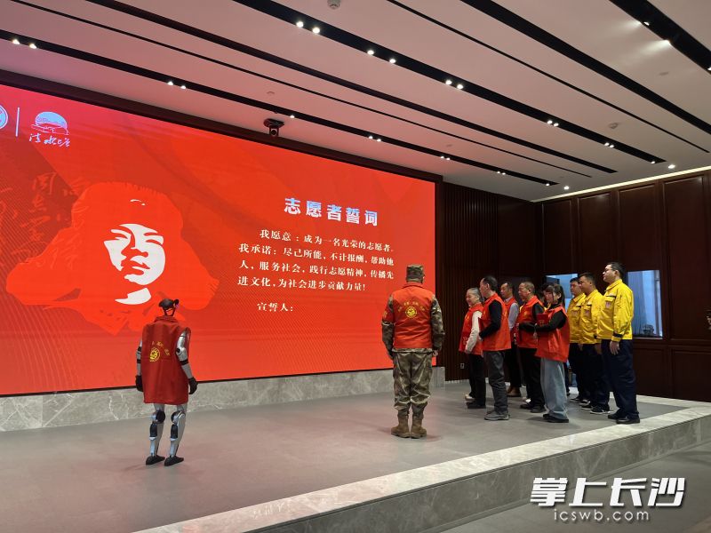 “笨笨同学”携手“蓝焰服务队”为雷锋志愿者代言，投身基层志愿服务。 均为长沙晚报通讯员 聂羽茜 摄