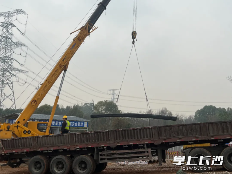 长沙经开区劳动东路（黄兴大道－龙峰大道）道路工程项目工程3标段（K2+000-K3+400）项目正在进行路基土石方、桩基施工。 通讯员供图