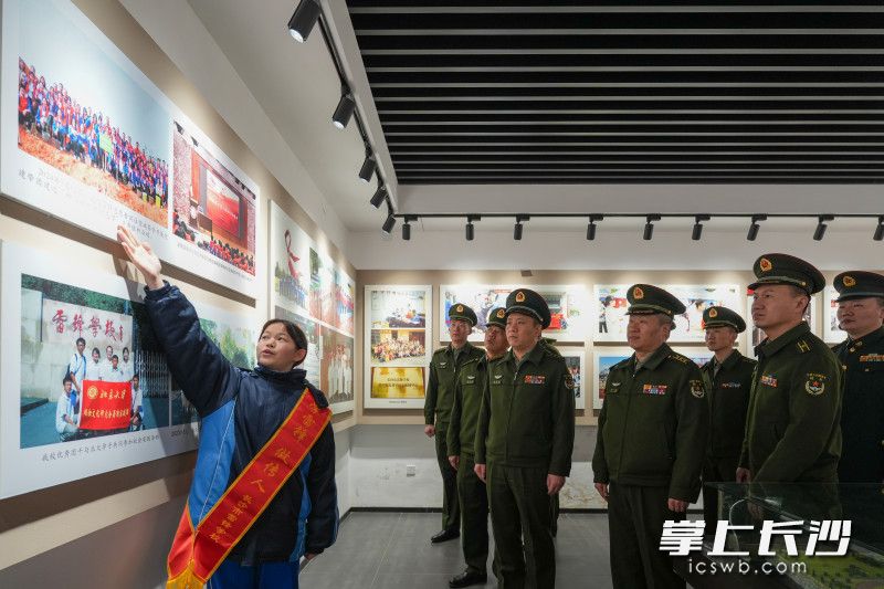 新疆昌吉军分区13名官兵踏访雷锋故里。 均为长沙晚报全媒体记者邹麟摄