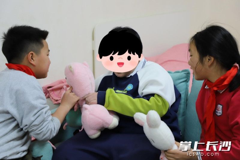 普通班孩子自发组建的"影子伙伴"队伍已超百人。