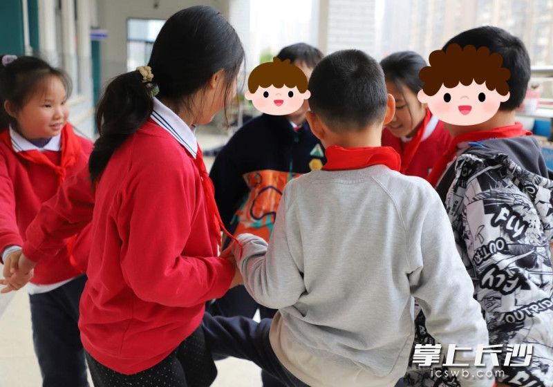 芙蓉区育才东屯小学普特孩子下课后一起快乐地做游戏。长沙晚报通讯员 张威 摄