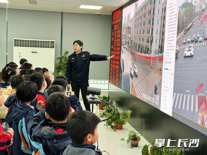 同学们查看监控设备。