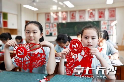 该校师生剪出一幅幅学雷锋的公益广告，被布置到长沙的大街小巷。