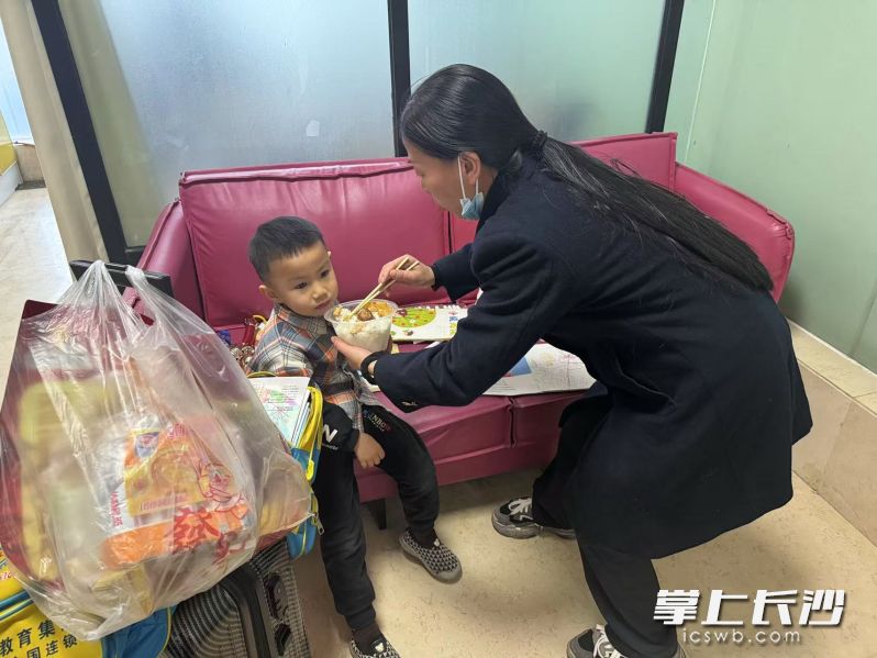 在爱心候车室里，车站工作人员为孩子准备了热腾腾的饭菜。