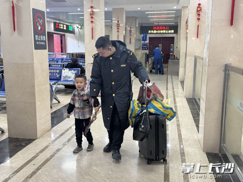 在长沙火车站，站台客运员匡益达发现了与父母走失的小男孩。在等待母亲赶来的时间，匡益达将小孩送往车站爱心候车室。 均为通讯员供图