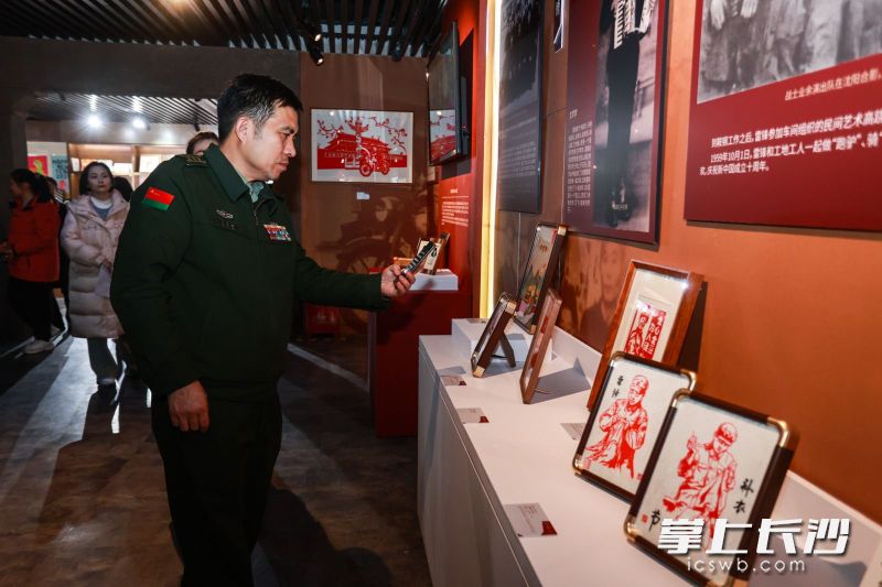 通过剪纸、版画、刺绣、雕刻等艺术形式,呈现了一个更加立体、鲜活的雷锋形象。 通过剪纸、版画、刺绣、雕刻等艺术形式,呈现了一个更加立体、鲜活的雷锋形象。