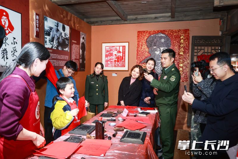 孩子得意地向游客展示自己完成的作品。 孩子得意地向游客展示自己完成的作品。