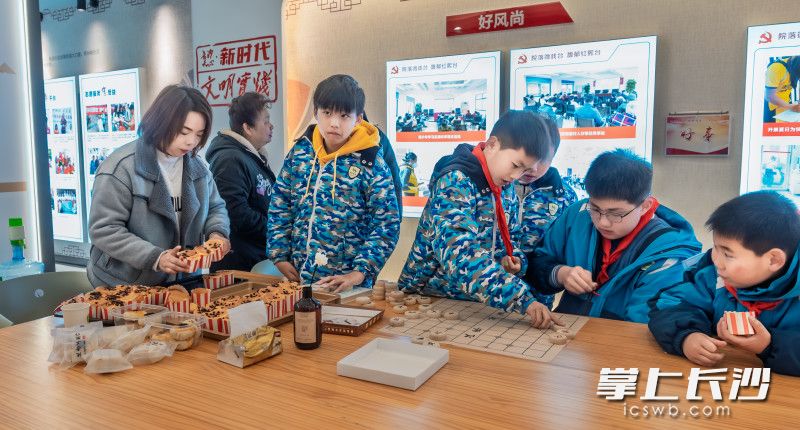 孩子们中午放学后来到党群服务中心临时托管。