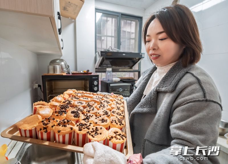 钟焱焱在专属暖心厨房做纸杯蛋糕。均为长沙晚报全媒体记者 陈飞 摄