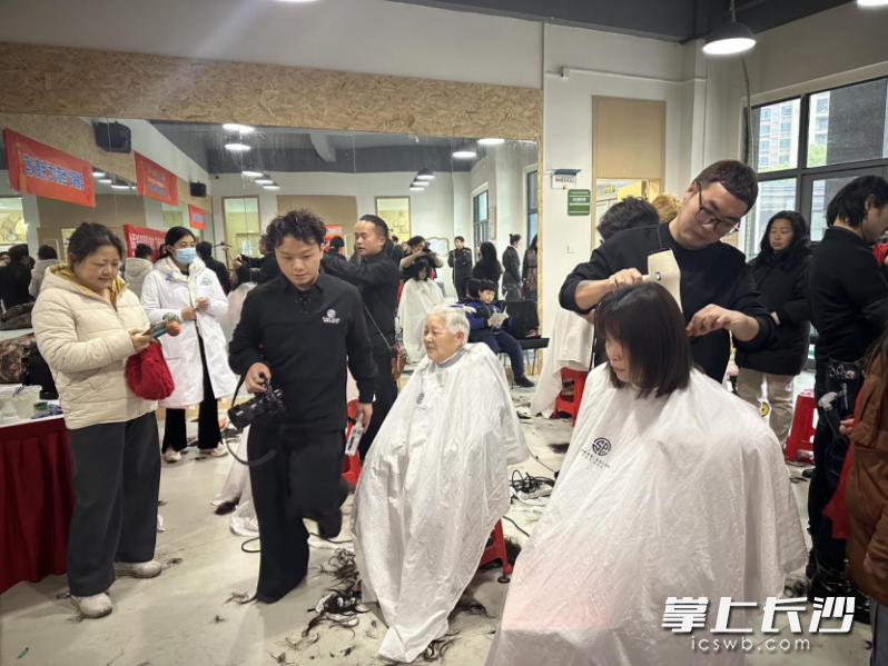 免费理发。